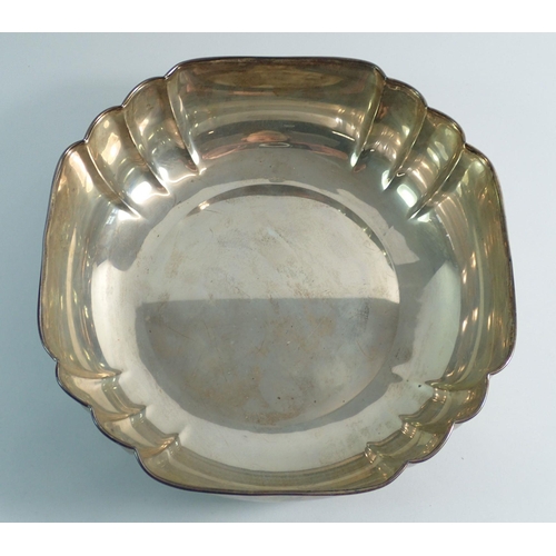 260 - A silver Italian fluted fruit bowl, 332g, 20.5cm diameter