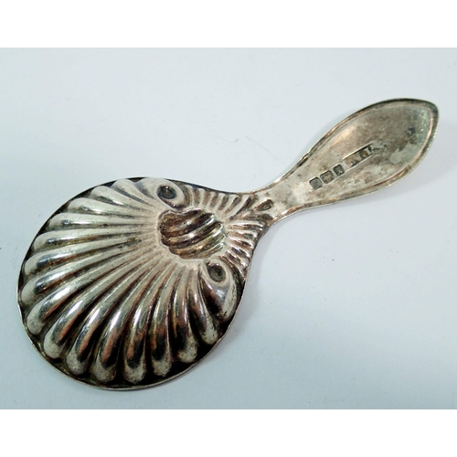 288 - A silver caddy spoon with shell bowl and thread handle, Sheffield 1915 by H W Ltd