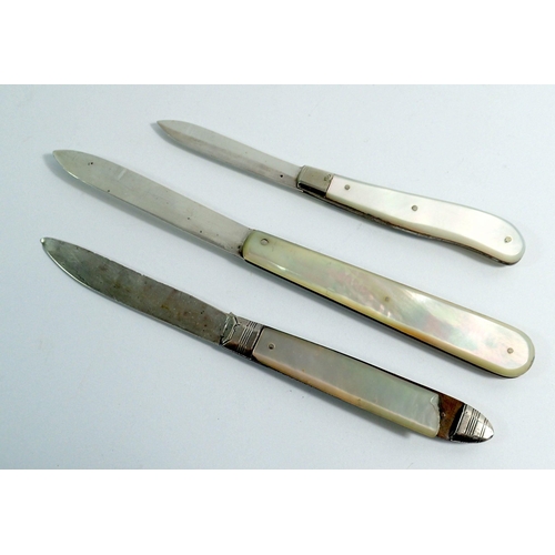 324 - Three silver and mother of pearl folding fruit knives, longest 8cm