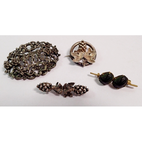 400 - A group of antique and later costume jewellery including silver and white metal