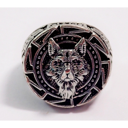 416 - A silver Wolf head ring, size O