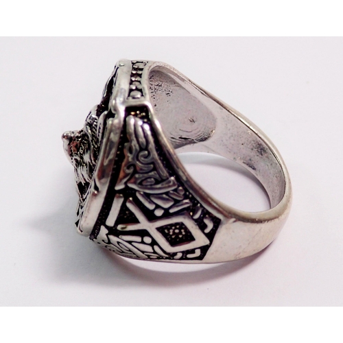 416 - A silver Wolf head ring, size O