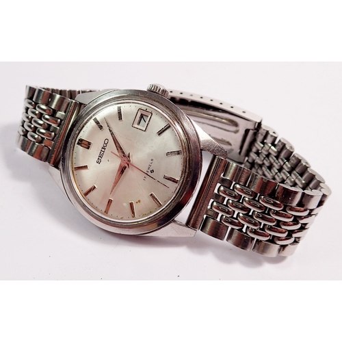 465 - A Seiko gentleman's wristwatch with date aperture on chrome bracelet