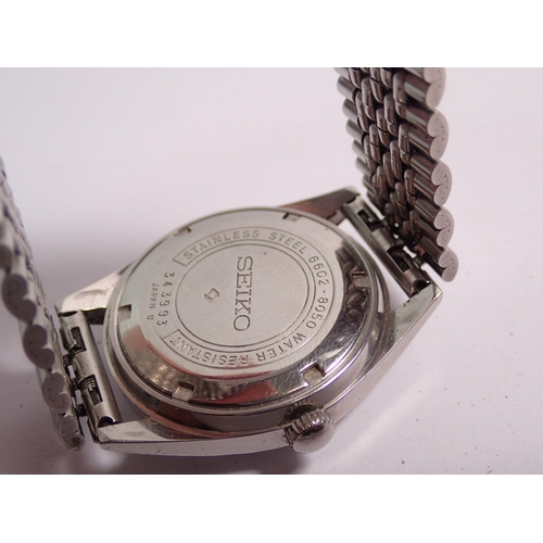 465 - A Seiko gentleman's wristwatch with date aperture on chrome bracelet