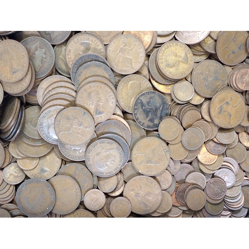 511 - A quantity of British pre-decimal brass threepences, pennies and half pennies