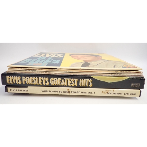 538 - A group of Elvis records, annuals and books