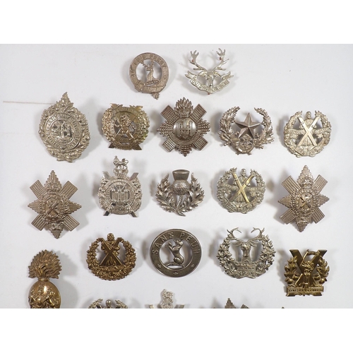 607 - A collection of 25 Scottish Military headdress badges, Camerons, Argyll and Sutherland Highlanders, ... 