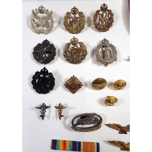 613 - A box of Royal Flying Corps and Royal Air Force insignia cap and collar badges, a New Zealand Air Fo... 