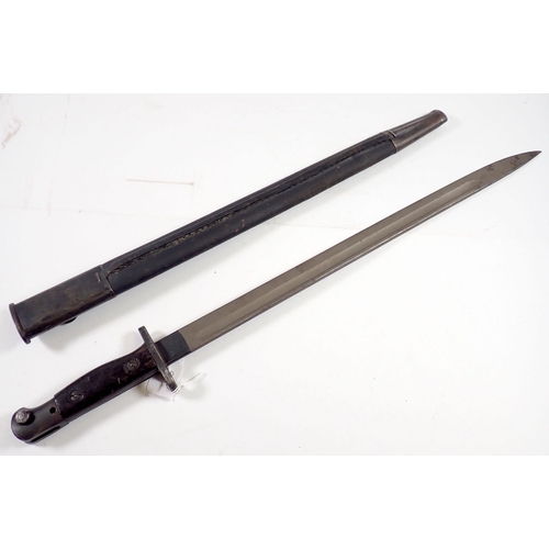 634 - A WWI British bayonet by Sanders, dated 1907 with parkerized blade, wooden handle and  scabbard, bla... 