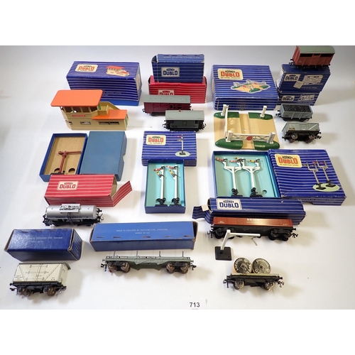 713 - A box of various Hornby Dublo accessories and wagons including fish van D1, SD 6 coal wagon, signals... 