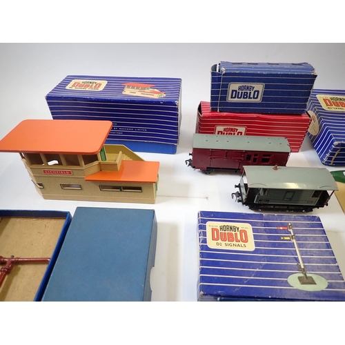 713 - A box of various Hornby Dublo accessories and wagons including fish van D1, SD 6 coal wagon, signals... 