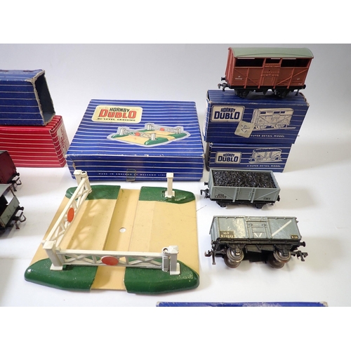 713 - A box of various Hornby Dublo accessories and wagons including fish van D1, SD 6 coal wagon, signals... 