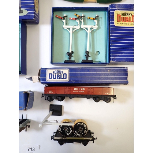 713 - A box of various Hornby Dublo accessories and wagons including fish van D1, SD 6 coal wagon, signals... 