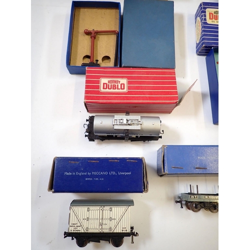 713 - A box of various Hornby Dublo accessories and wagons including fish van D1, SD 6 coal wagon, signals... 