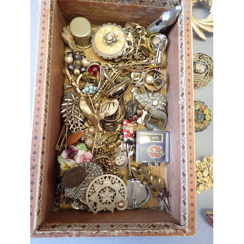 518 - A box of costume jewellery