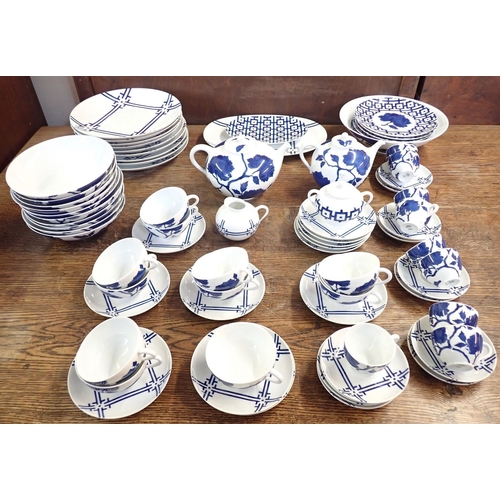 60 - A Richard Ginori Eaeo dinner service by Vannozzi comprising nine dinner plates, ten pasta bowls, fiv... 