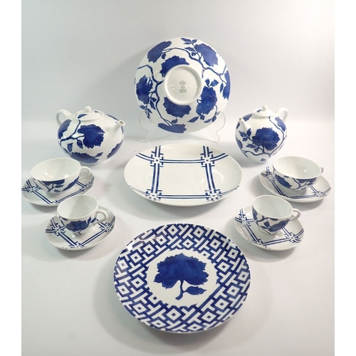 60 - A Richard Ginori Eaeo dinner service by Vannozzi comprising nine dinner plates, ten pasta bowls, fiv... 