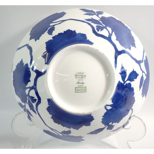 60 - A Richard Ginori Eaeo dinner service by Vannozzi comprising nine dinner plates, ten pasta bowls, fiv... 