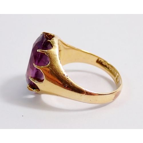 272 - A gold ring set amethyst, size O to N, 7.4g  - amethyst 1.5 x 1.3cm