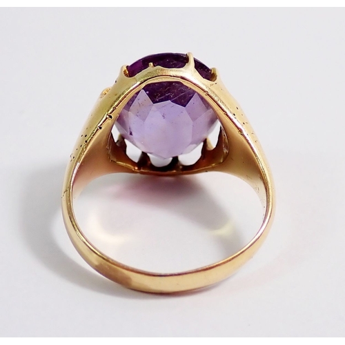 272 - A gold ring set amethyst, size O to N, 7.4g  - amethyst 1.5 x 1.3cm