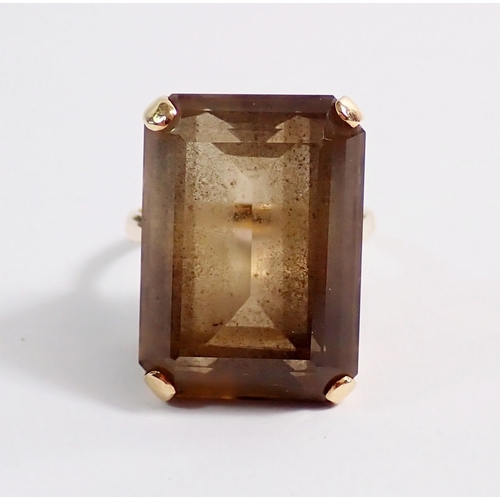 273 - A 18 carat gold smokey quartz ring, 9.8g, size P