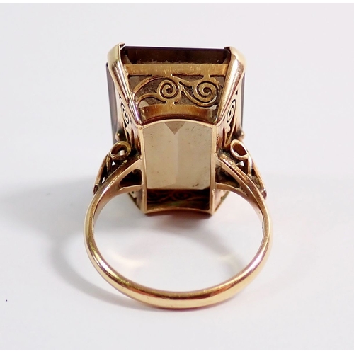 273 - A 18 carat gold smokey quartz ring, 9.8g, size P