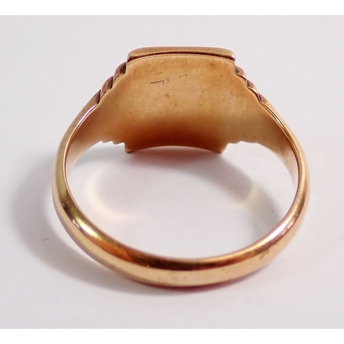 278 - A 9 carat gold signet ring engraved RL, size W, 5.4g