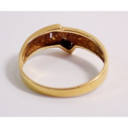 279 - An 18 carat gold and diamond set belt loop design ring, size O-P, 3g