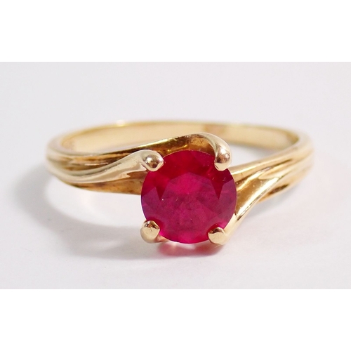 281 - A 10 carat gold ring set ruby, 2.3g, size M