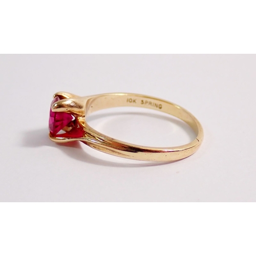 281 - A 10 carat gold ring set ruby, 2.3g, size M