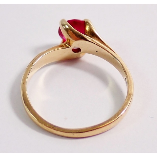 281 - A 10 carat gold ring set ruby, 2.3g, size M