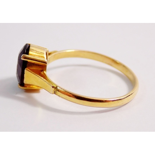 282 - A 9 carat gold ring set garnet, size P, 2.1g