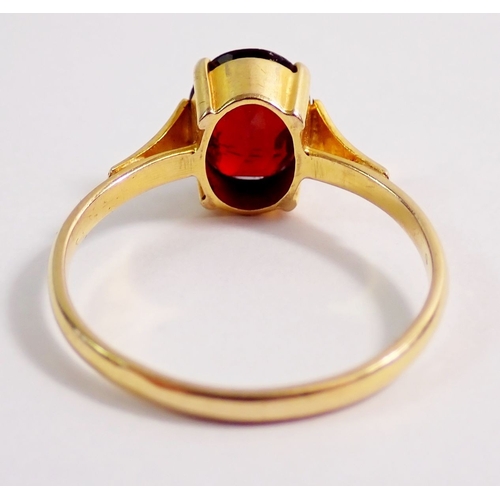 282 - A 9 carat gold ring set garnet, size P, 2.1g