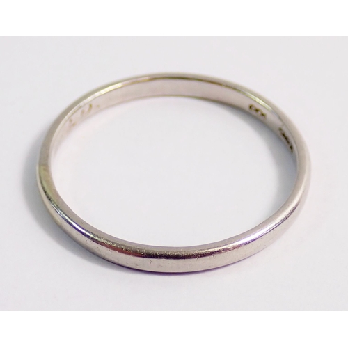 285 - A 9 carat white gold and platinum wedding band, 3g, size R-S