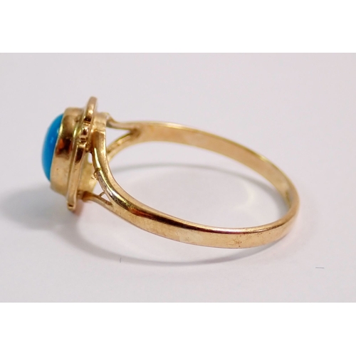 291 - A 9 carat gold oval turquoise ring, size Q-R, 2.2g