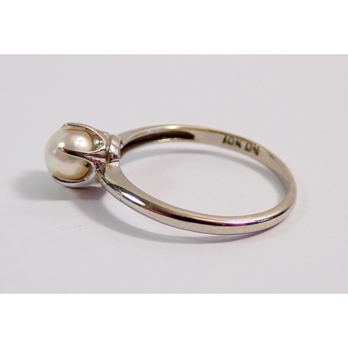 293 - A 10 carat white gold ring set pearl, 1.5g, size K to L
