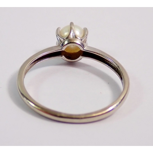 293 - A 10 carat white gold ring set pearl, 1.5g, size K to L