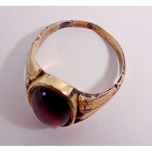 299 - A Victorian yellow metal ring set cabochon cut garnet, size N, 3.5g