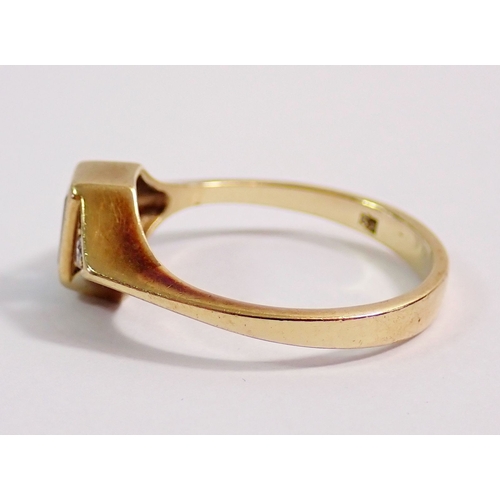 309 - An Art Deco 9ct gold ring set aquamarines flanked by two diamonds, 2.1g, size L