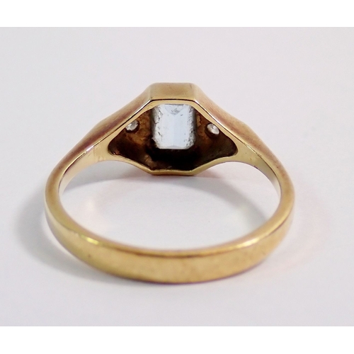 309 - An Art Deco 9ct gold ring set aquamarines flanked by two diamonds, 2.1g, size L