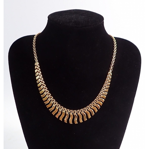 320 - A 9ct gold fringe necklace, 11.7g, 46cm