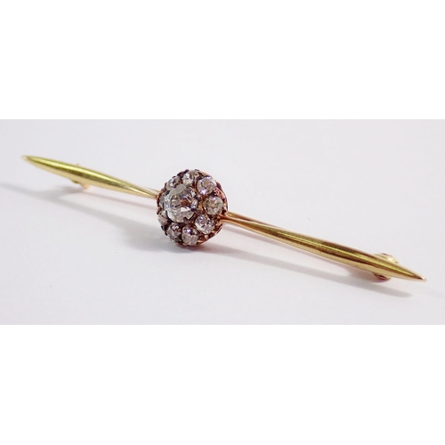 324 - An Edwardian 9 carat gold bar brooch set diamond cluster, 3.7g, 6.2cm