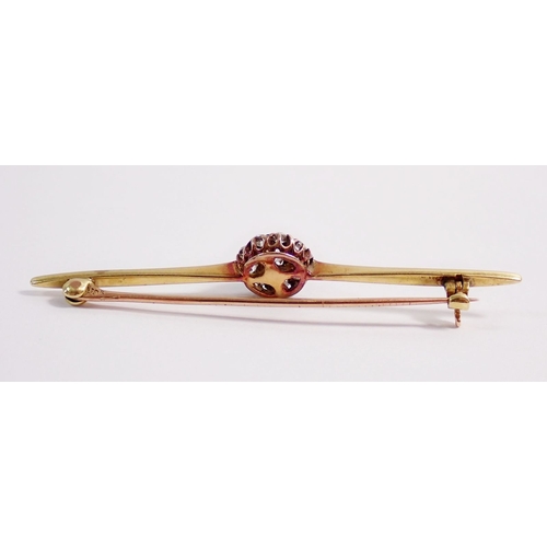 324 - An Edwardian 9 carat gold bar brooch set diamond cluster, 3.7g, 6.2cm