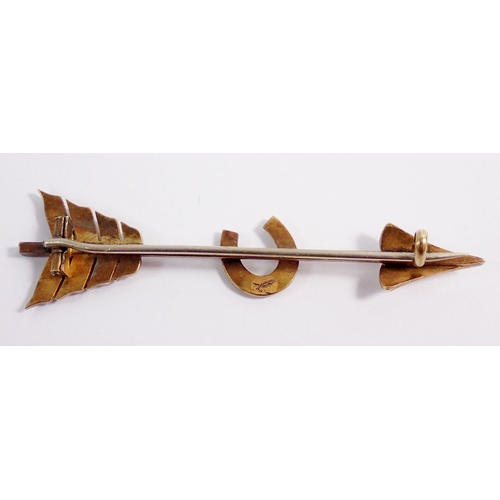 325 - An Edwardian 18 carat gold pearl set horseshoe  and arrow bar brooch, (not marked but tested) 5.7cm ... 