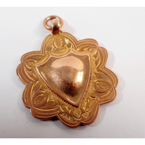 449 - A small group of 9 carat gold jewellery including circular pendant, bar brooch, chain and necklace, ... 