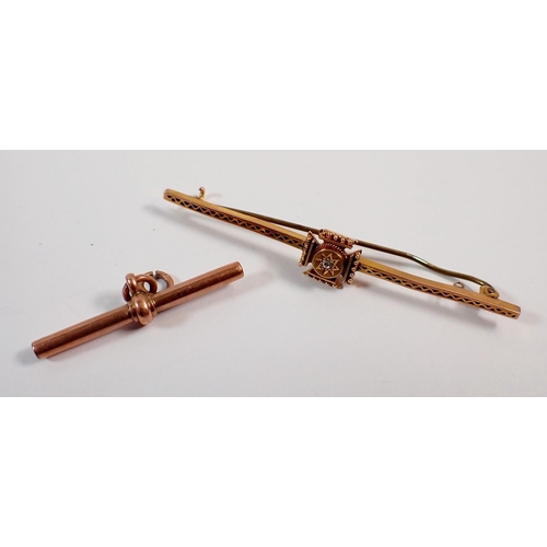 449 - A small group of 9 carat gold jewellery including circular pendant, bar brooch, chain and necklace, ... 