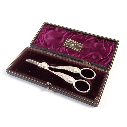 146 - A pair of silver plated grape scissors - cased, 13cm long