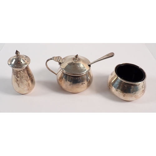 166 - A silver Deakin & Francis Ltd three piece cruet set, Birmingham 1917, tallest item 7cm, 70g