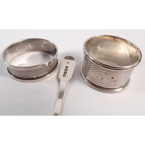 181 - Two silver napkin rings, silver cruet spoon and silver handled cake slice, weighable silver 40g