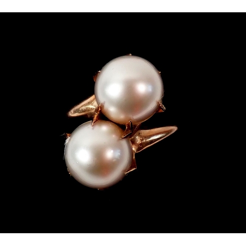 233 - A 9 carat gold 'toi et moi' pearl ring, unmarked but tested, size L, 4.2g